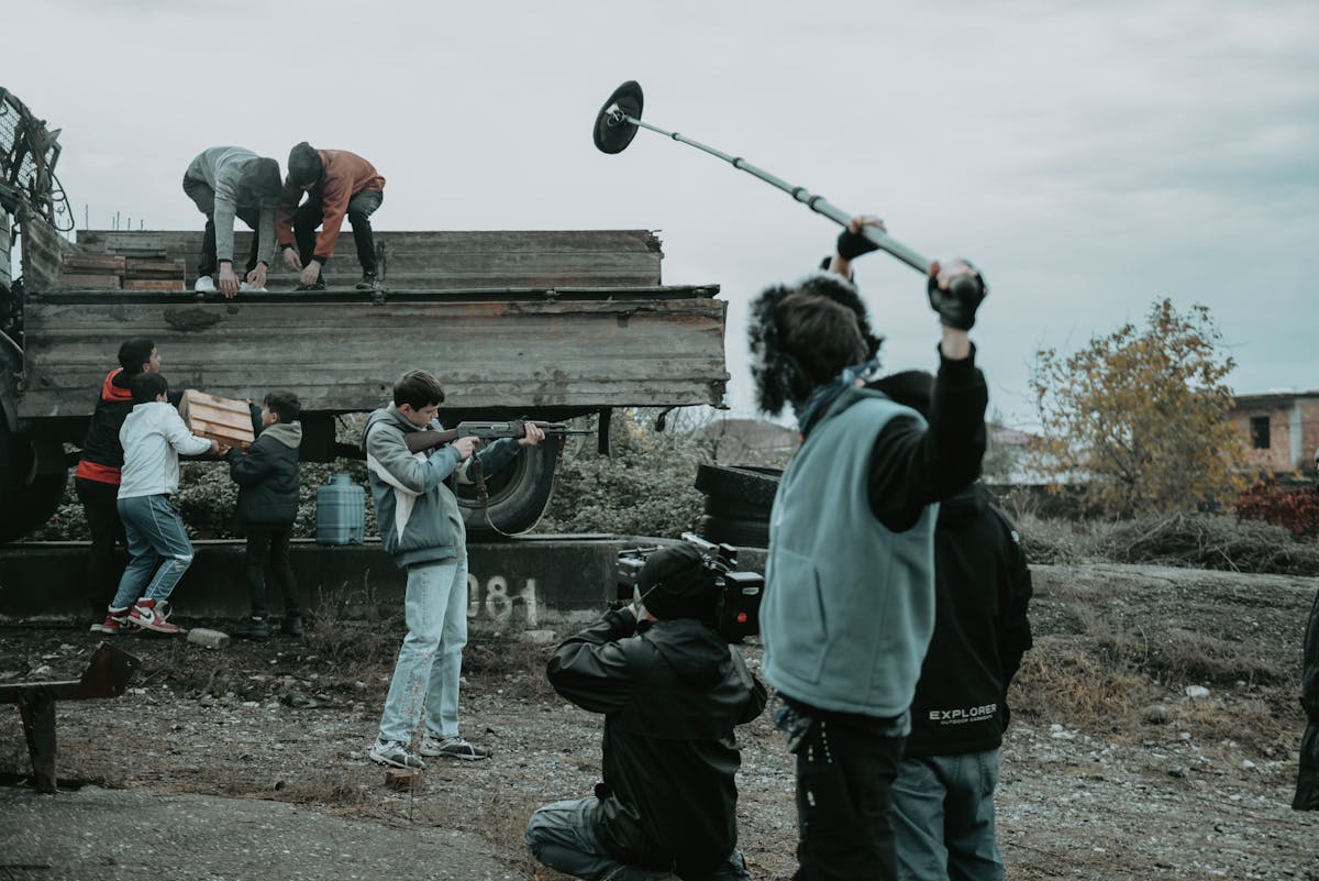 Équipe machinerie cinéma sur plateau de tournage professionnel