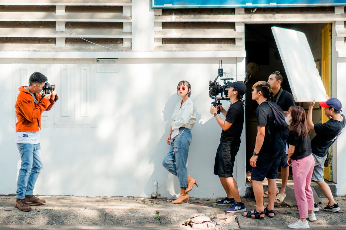 Chef machiniste et équipe grip préparant le matériel avant tournage