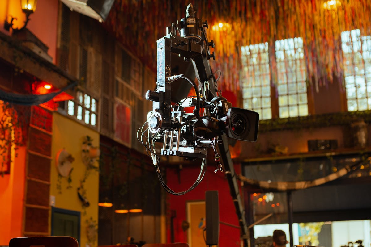 Transport matériel machinerie cinéma — camion chargement dolly et rails